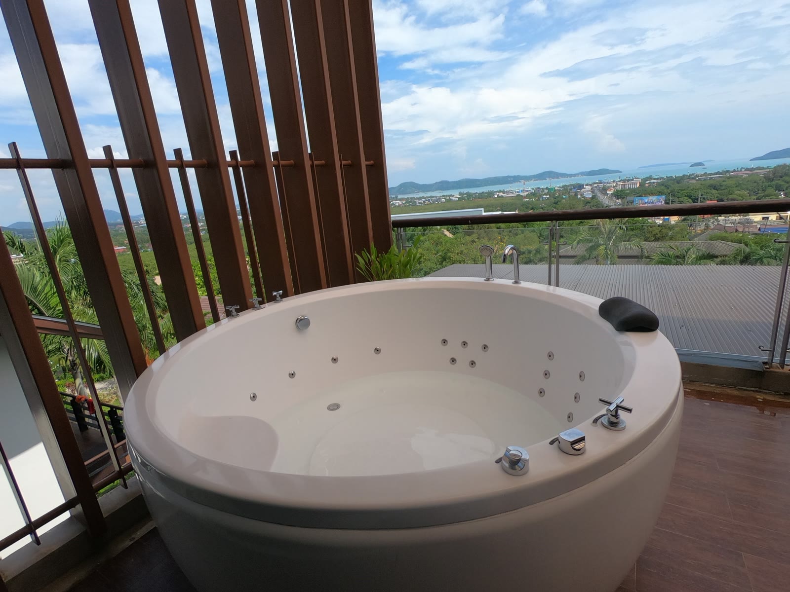Accommodation balcony bath with bay view near Cobra Muay Thai