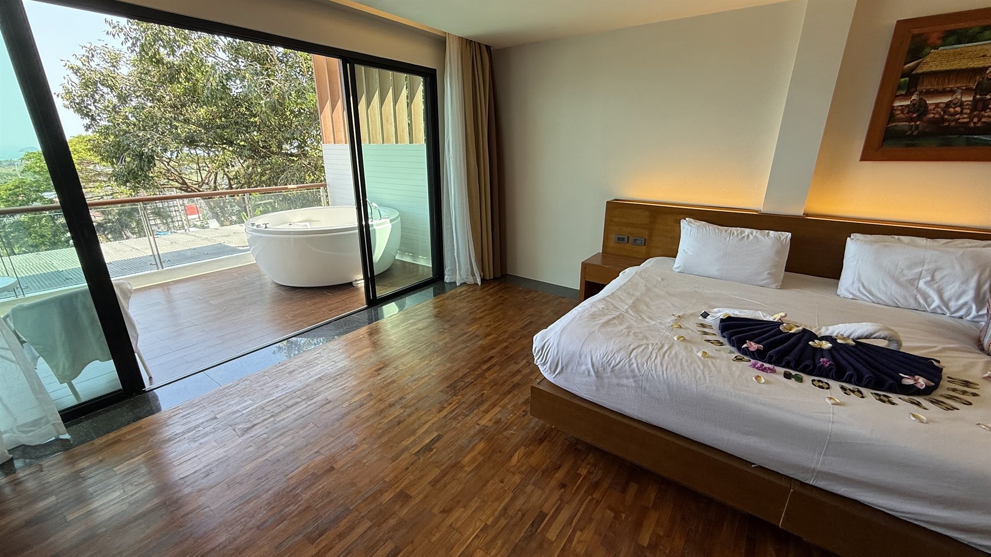 Room option for train and stay near Cobra Muay Thai