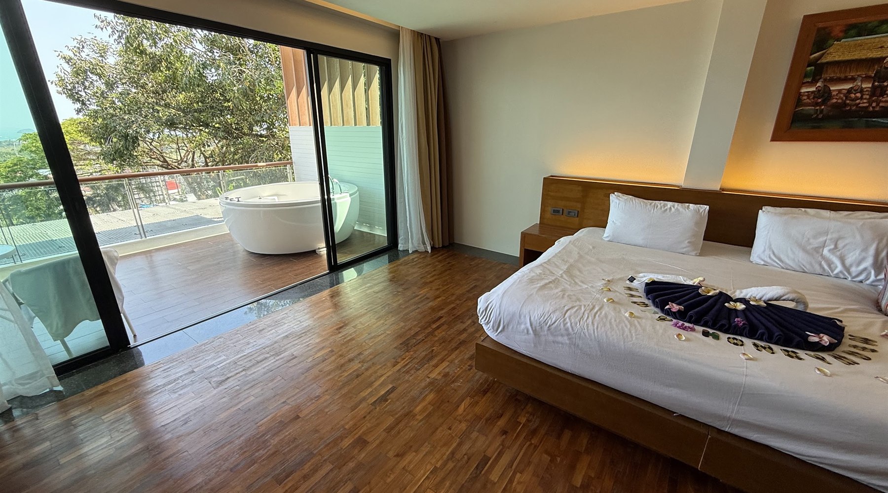 Accommodation room with balcony bath near Cobra Muay Thai